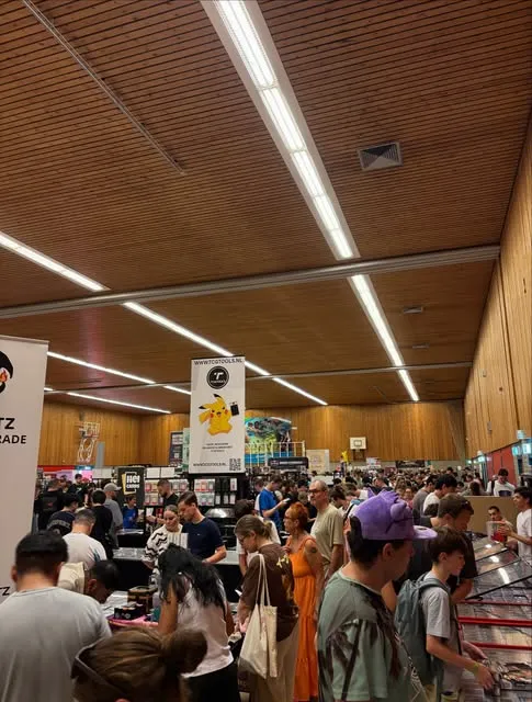 Drukte tussen de stands tijdens Cardview Rotterdam in de zomer