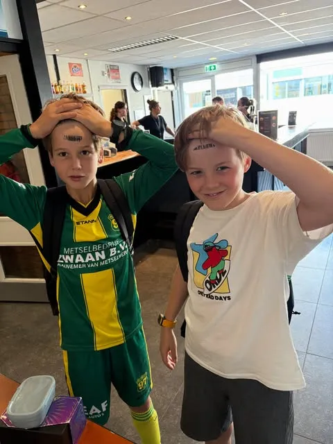 Twee jonge verzamelaars op Cardview Voorschoten