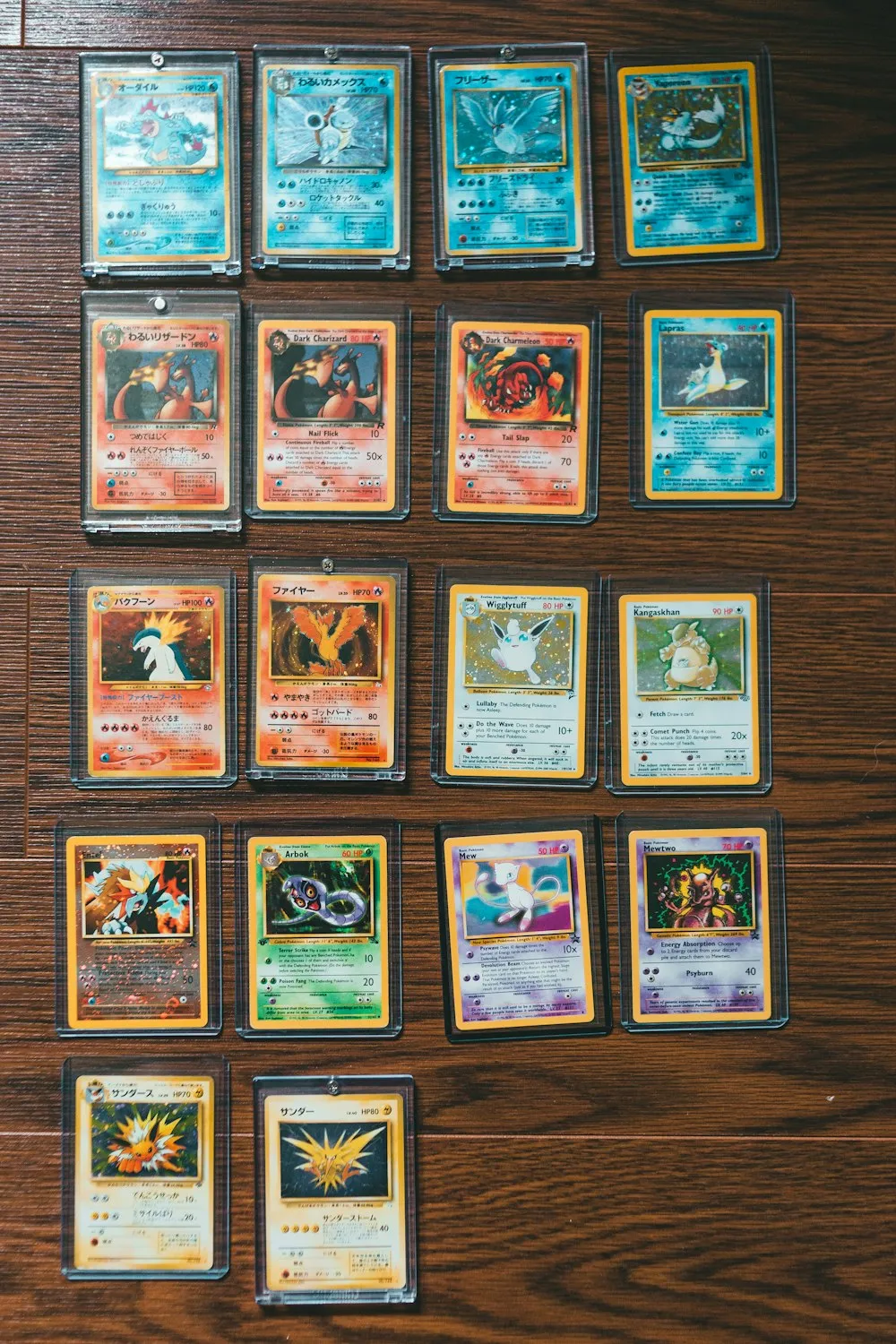 Een rij vintage Pokémon-kaarten