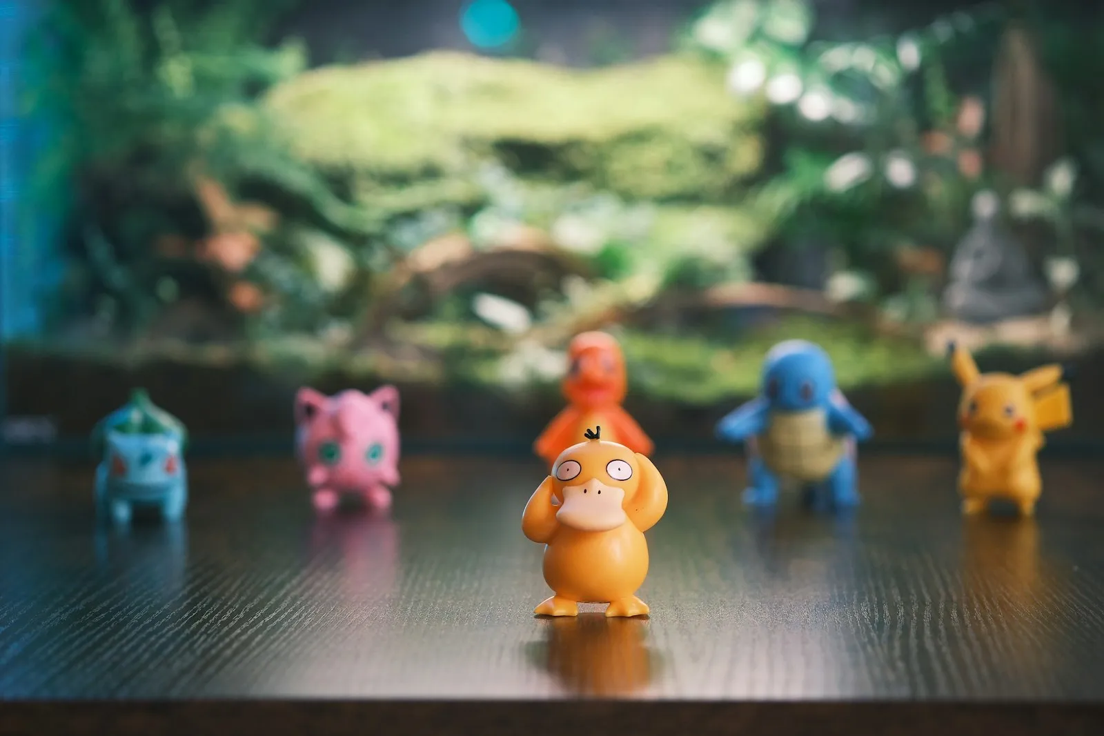 Pokémon-figuurtjes op een houten tafel