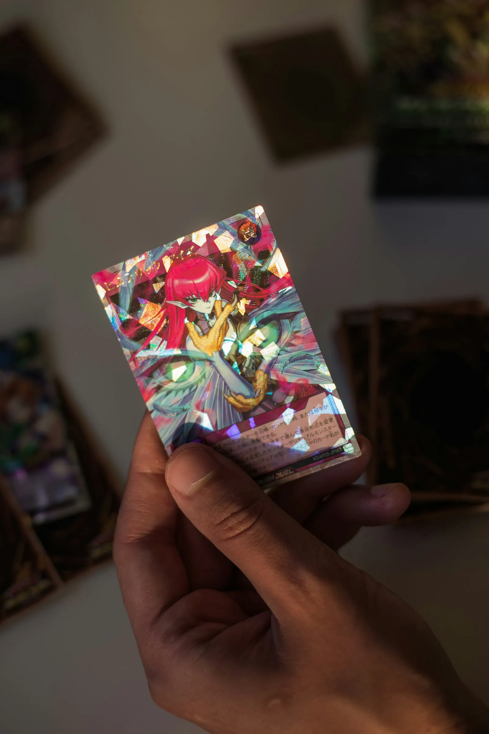 Een hand houdt een holografische kaart omhoog