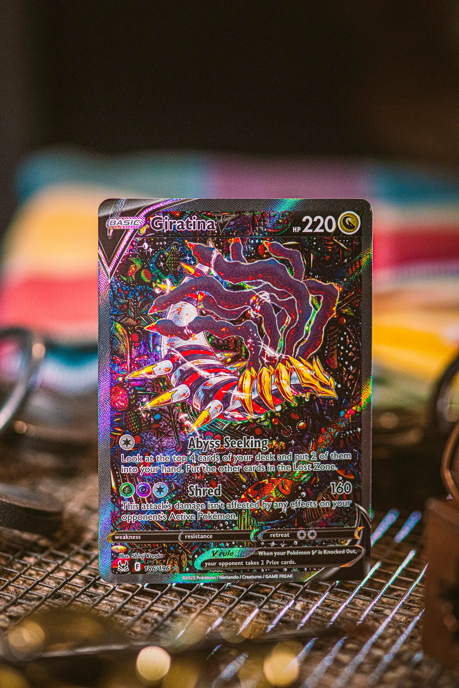 Een glimmende holo-kaart op een verkooptafel