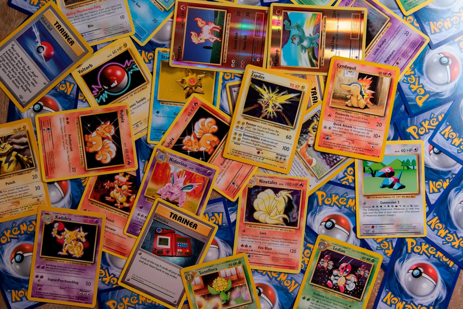 Vintage Pokémon-kaarten verspreid over tafel