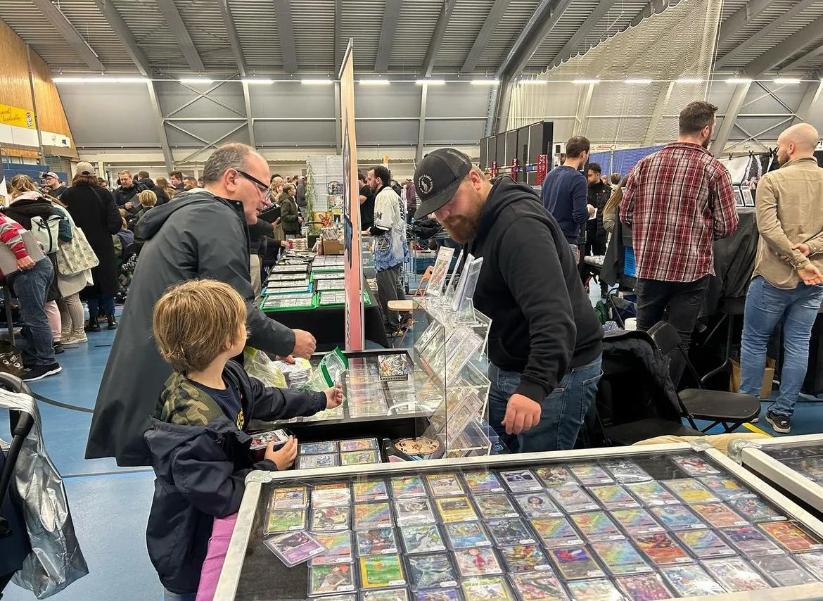 Een vader en zoon bekijken kaarten bij een stand op Cardview